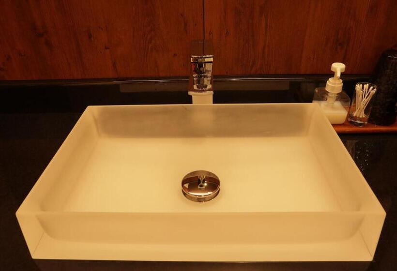 شقة غرفة واحدة, Shirakaba