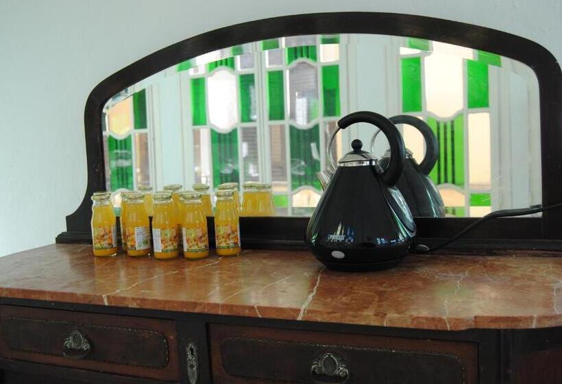 1 Bedroom Apartment Lake View, Cal Comabella