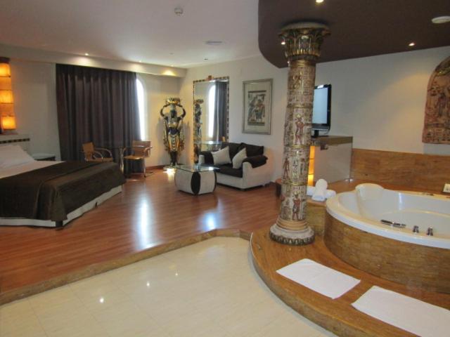 자쿠지 스위트, Alkalat