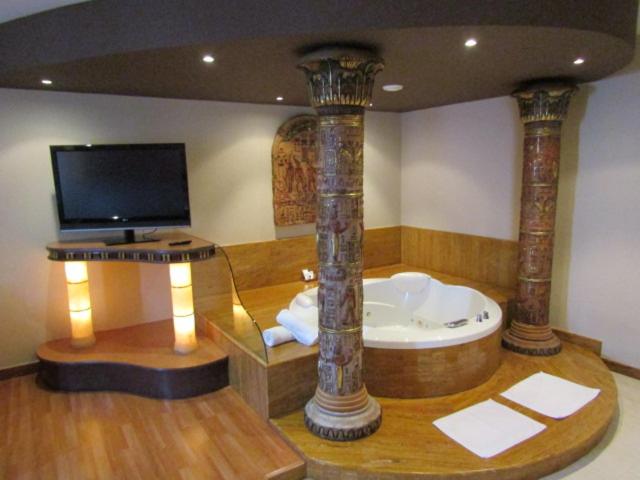 자쿠지 스위트, Alkalat