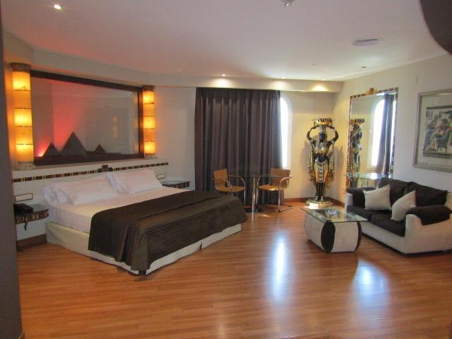 자쿠지 스위트, Alkalat