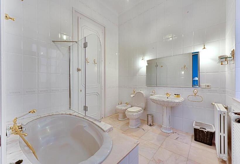 חדר משפחתי, Casa Ceremines