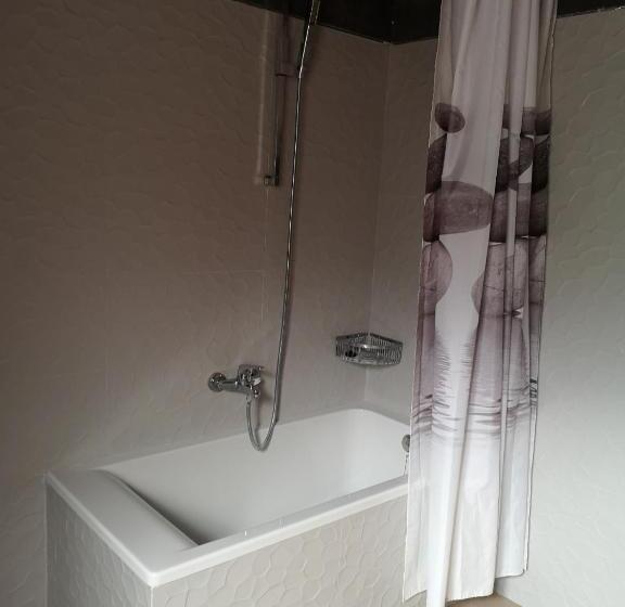 דירת שני חדרים, Casa Ceremines