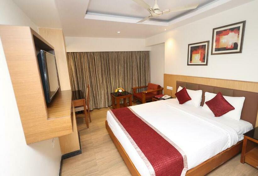 חדר אקזקיוטיב, Akash Inn