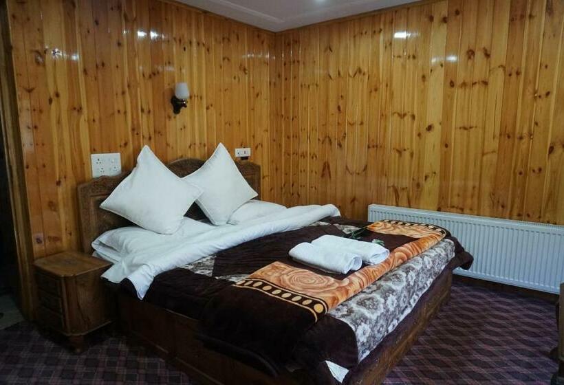 חדר דלוקס, Barzman