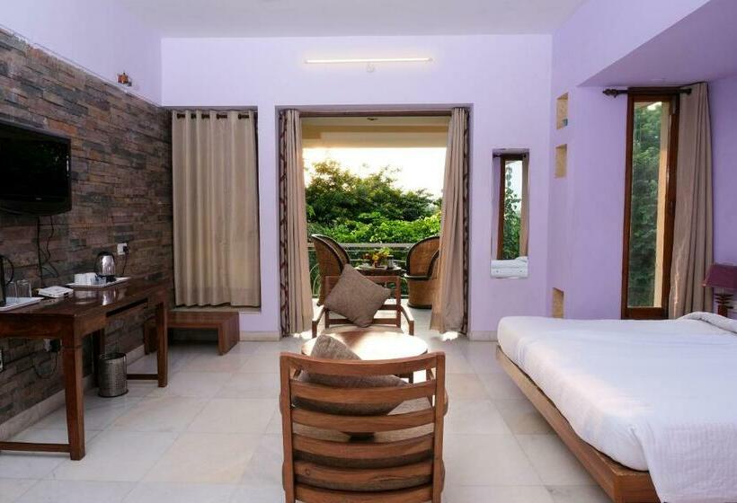 اتاق لوکس با بالکن, The Chitvan Resort