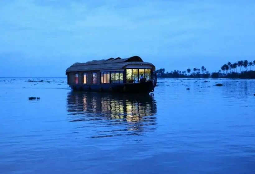 Deluxe Kolmen Hengen Huone, Sreekrishna Houseboat   Vaccinated Staff