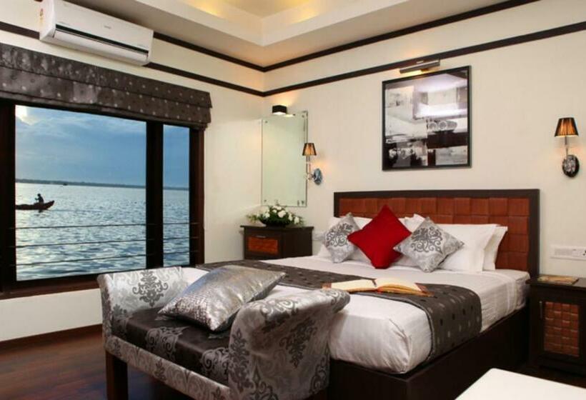 חדר דלוקס לשלושה, Sreekrishna Houseboat   Vaccinated Staff