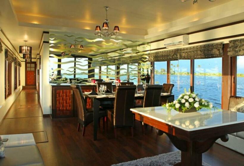 חדר דלוקס לשלושה, Sreekrishna Houseboat   Vaccinated Staff