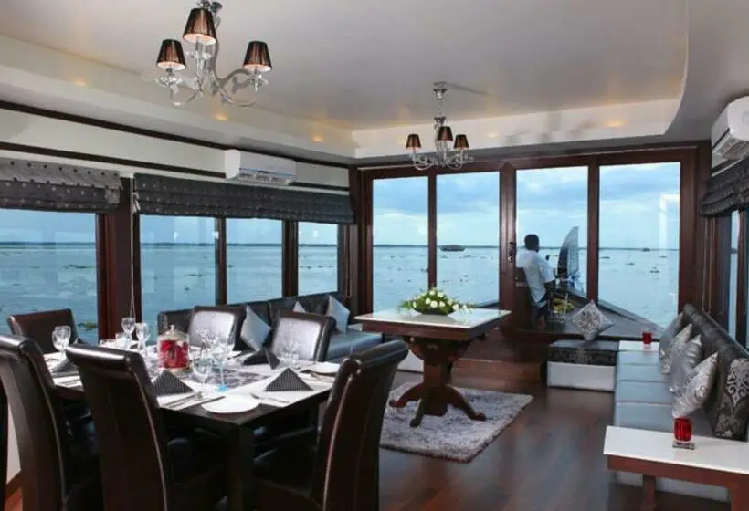 Deluxe Kolmen Hengen Huone, Sreekrishna Houseboat   Vaccinated Staff