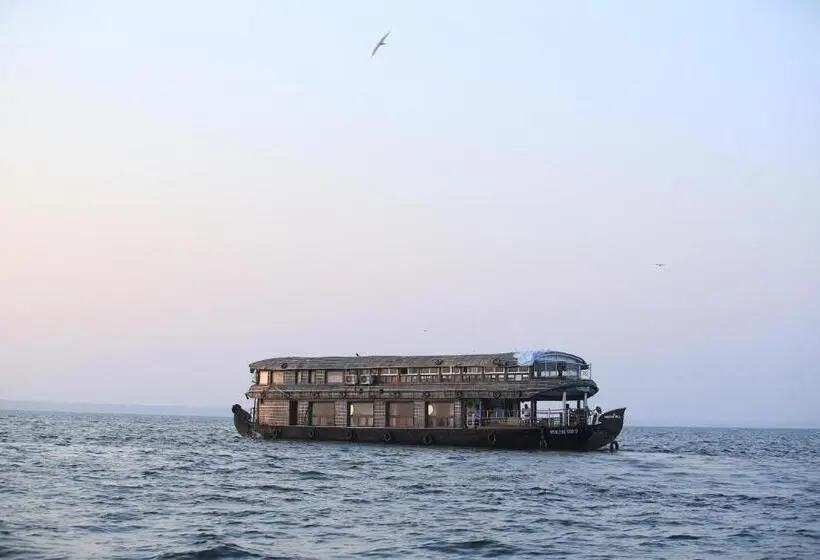 Perhesviitti, Sreekrishna Houseboat   Vaccinated Staff