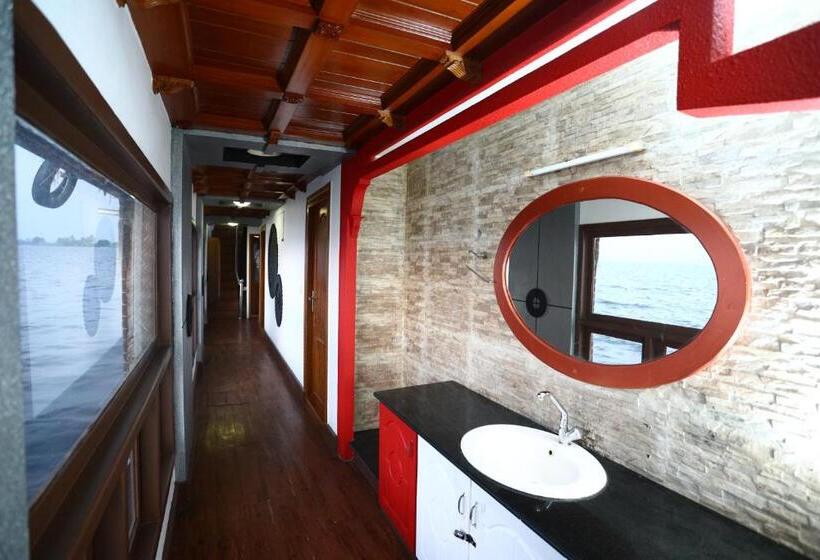 סוויטה משפחתית, Sreekrishna Houseboat   Vaccinated Staff