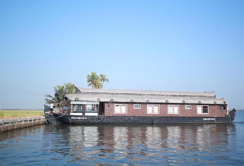 סוויטת 3 חדרי שינה, Sreekrishna Houseboat   Vaccinated Staff