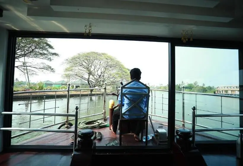 3 Bedroom Suite, Sreekrishna Houseboat   Vaccinated Staff