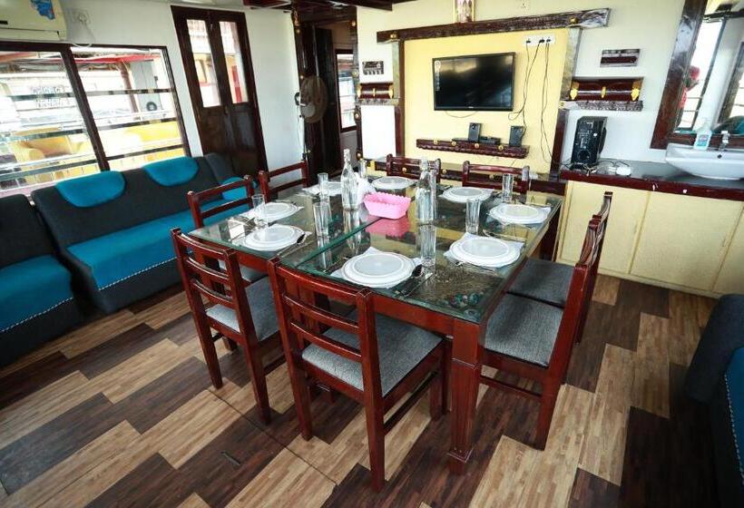 סוויטת 3 חדרי שינה, Sreekrishna Houseboat   Vaccinated Staff