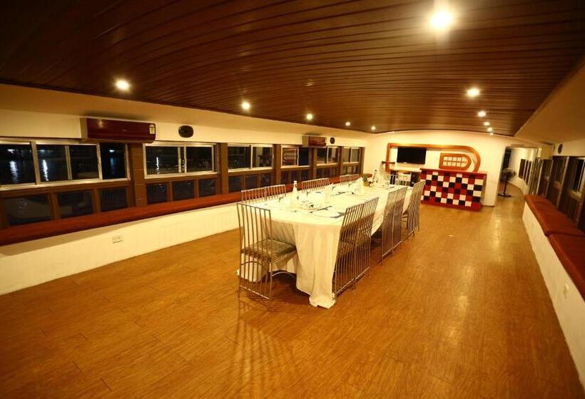 סוויטה משפחתית, Sreekrishna Houseboat   Vaccinated Staff