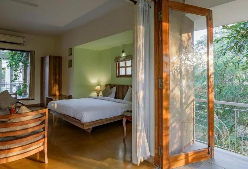 اتاق لوکس با بالکن, The Chitvan Resort