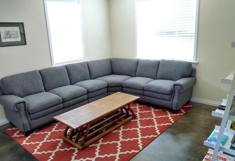 جناح غرفتين نوم, Swantown Inn