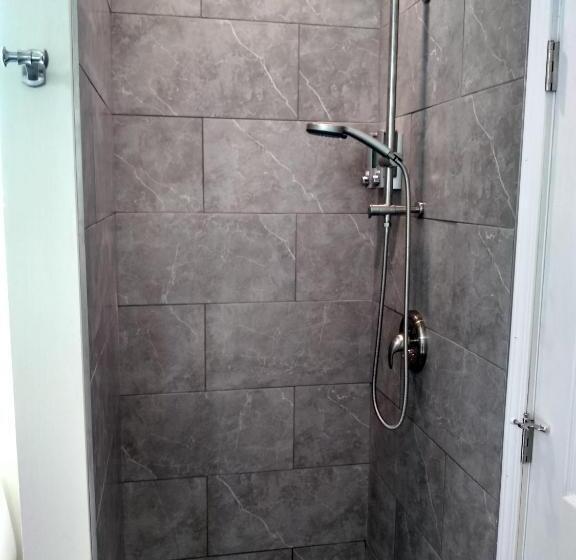 جناح غرفتين نوم, Swantown Inn