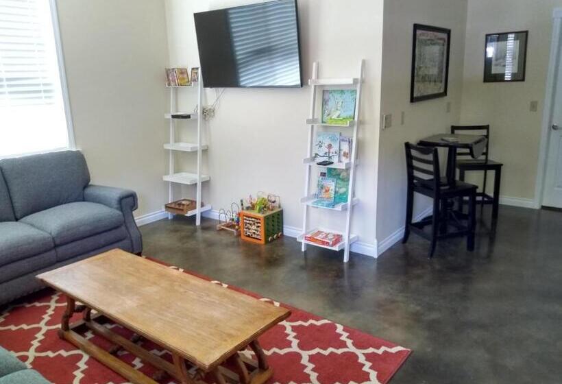 جناح غرفتين نوم, Swantown Inn