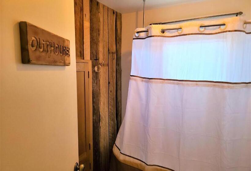 ファミリールーム, Mrs. Anderson's Lodging