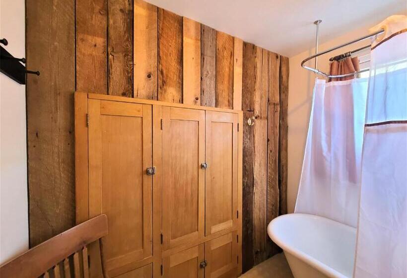 Семейный Номер, Mrs. Anderson's Lodging