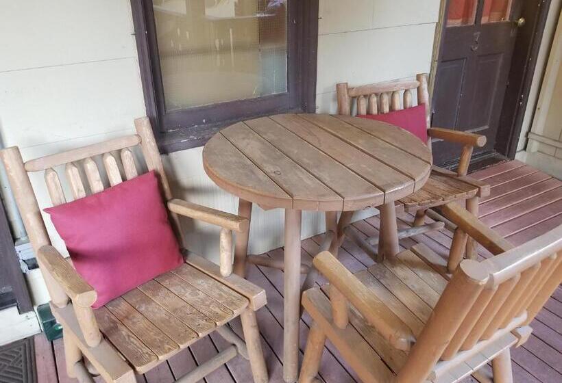 Семейный Номер, Mrs. Anderson's Lodging