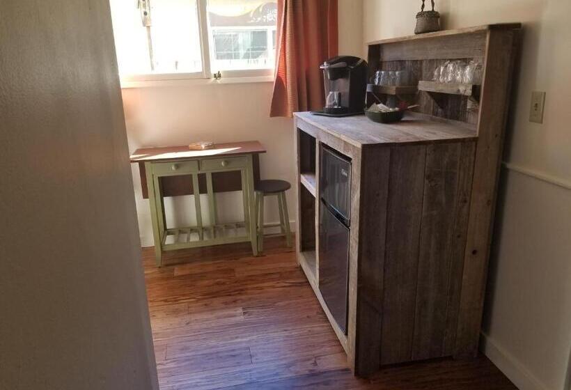 Семейный Номер, Mrs. Anderson's Lodging