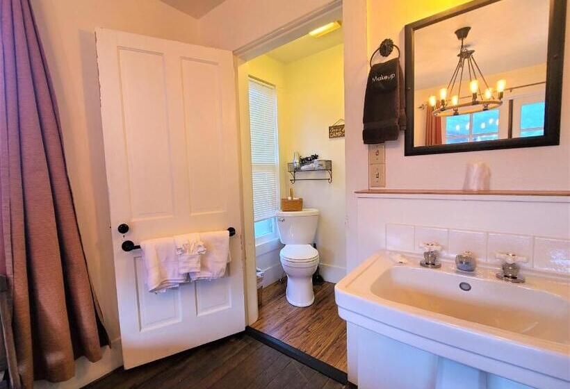 Номер Стандарт с Балконом, Mrs. Anderson's Lodging