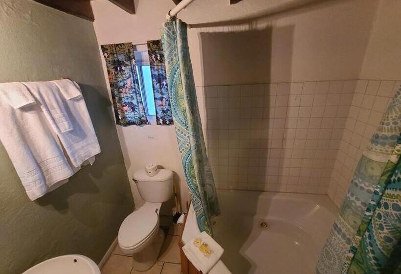 四人标准间, Sagebrush Inn