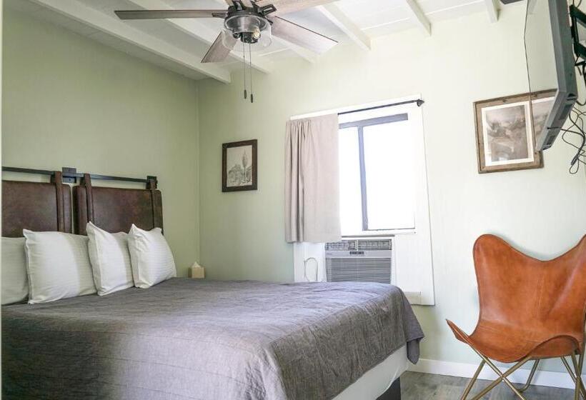 标准间, Sagebrush Inn