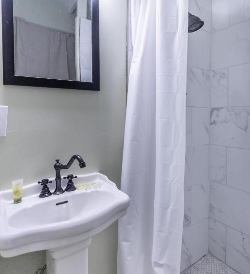 标准间, Sagebrush Inn