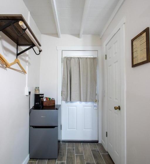 标准间, Sagebrush Inn