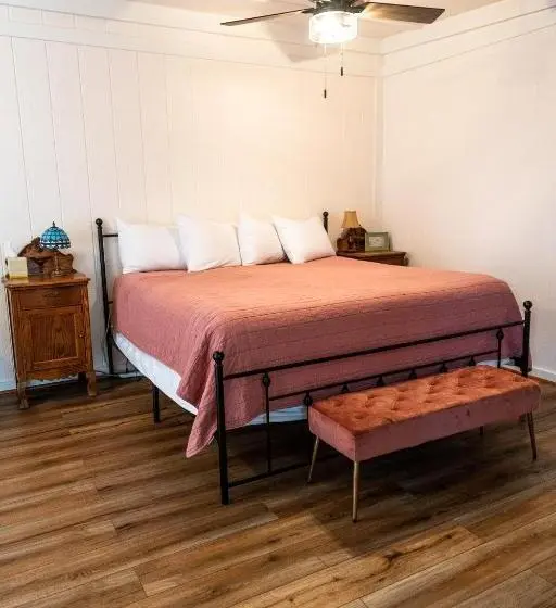 キングサイズベッドのスイートルーム, Sagebrush Inn