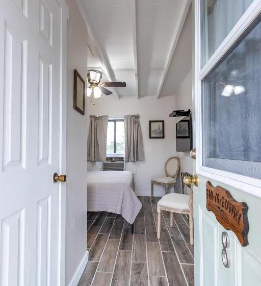 标准间, Sagebrush Inn