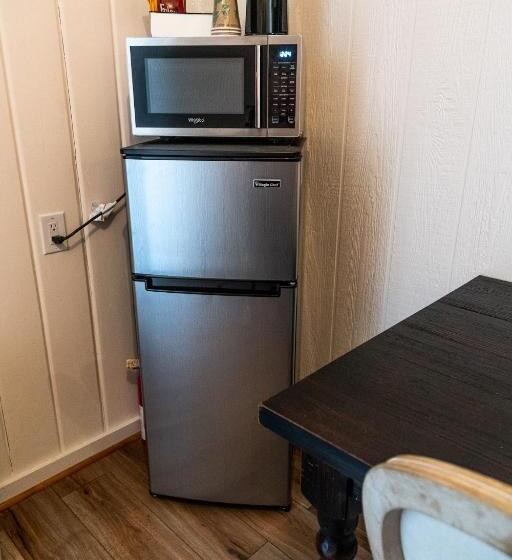 带大床的套房, Sagebrush Inn