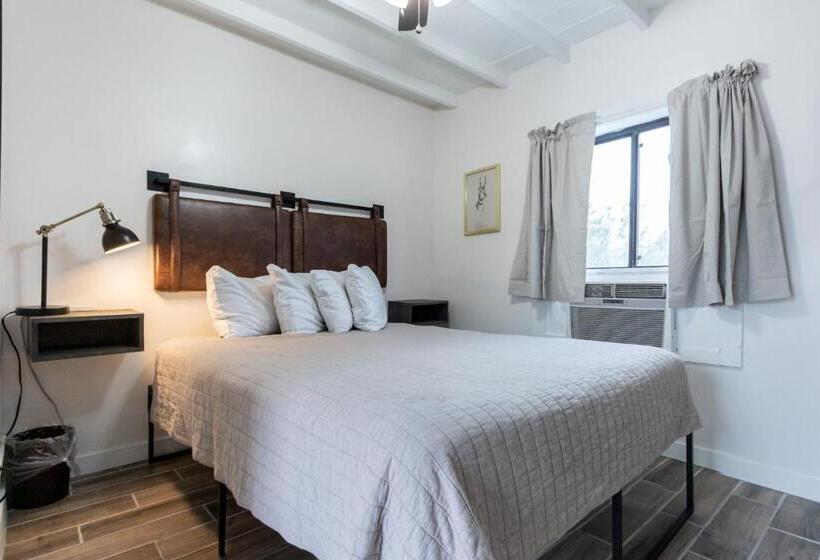 标准间, Sagebrush Inn