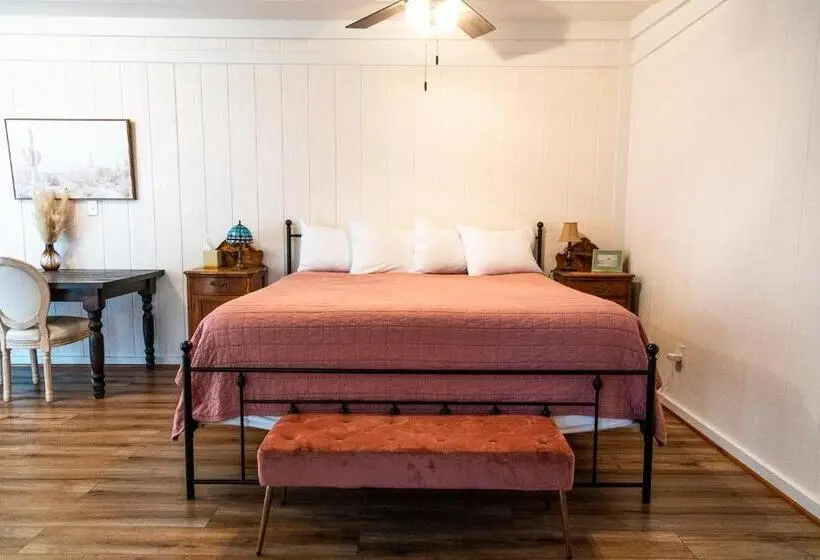 キングサイズベッドのスイートルーム, Sagebrush Inn