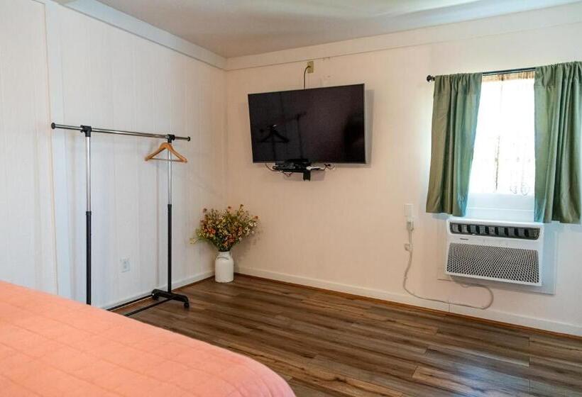 带大床的套房, Sagebrush Inn