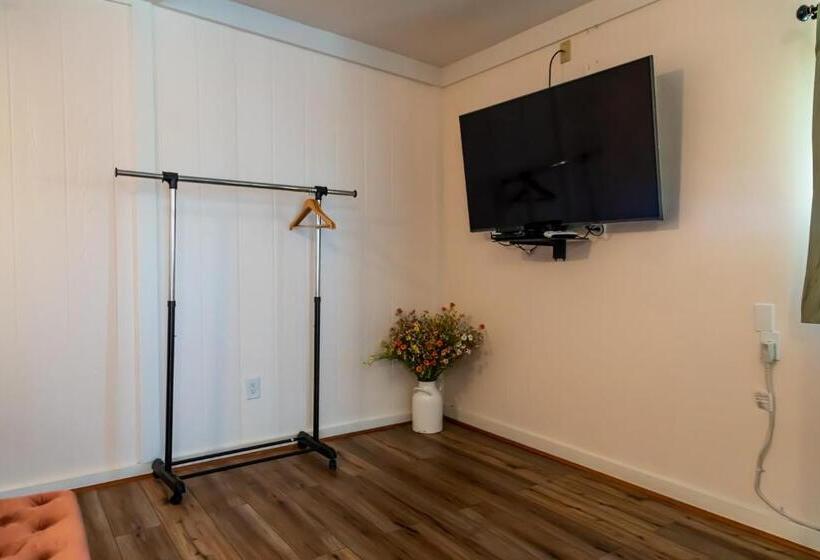 带大床的套房, Sagebrush Inn