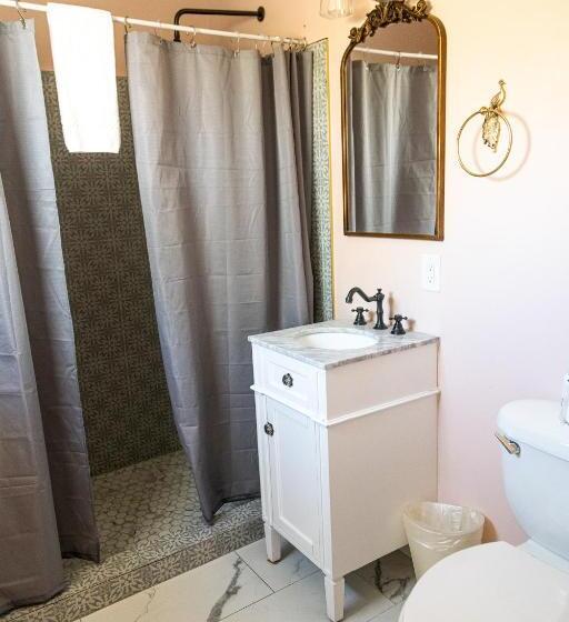 带大床的套房, Sagebrush Inn