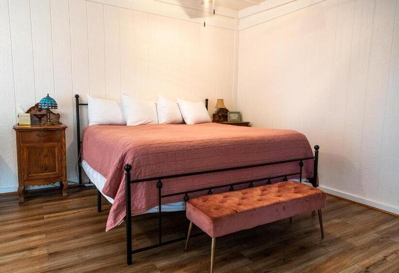 带大床的套房, Sagebrush Inn