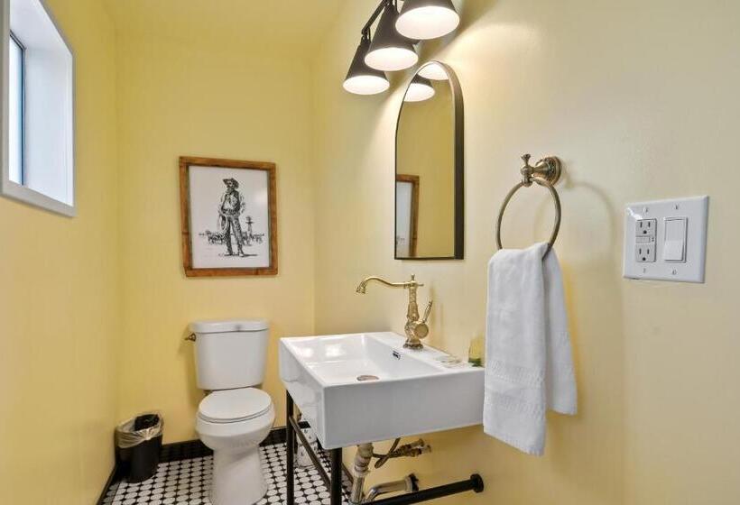 带大床的套房, Sagebrush Inn