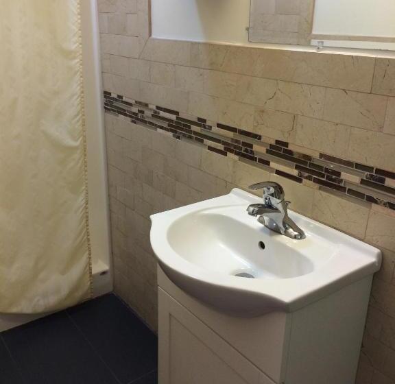 غرفة قياسية, Simpson S Motel