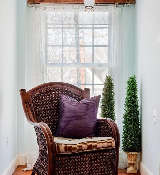 سوییت, The Connecticut River Valley Inn