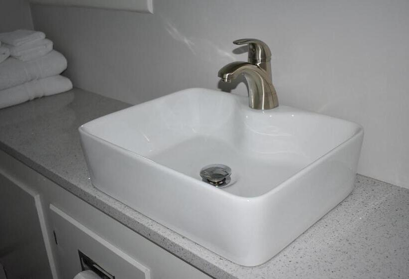 디럭스 룸, The Little River Inn