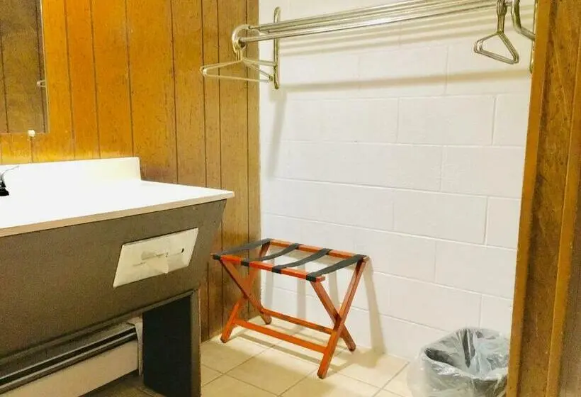 ２ダブルベッドのスタンダードルーム, Granada Inn Motel   Kalkaska