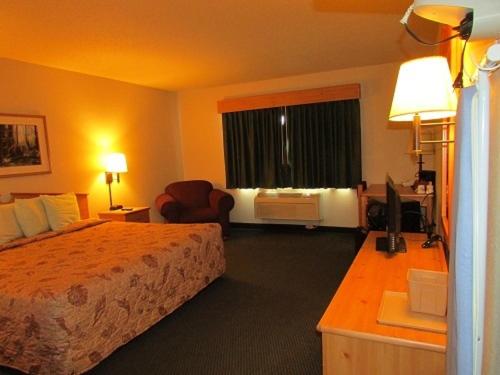 غرفة قياسية سرير كينج, Shell Lake Lodge, A Travelodge By Wyndham