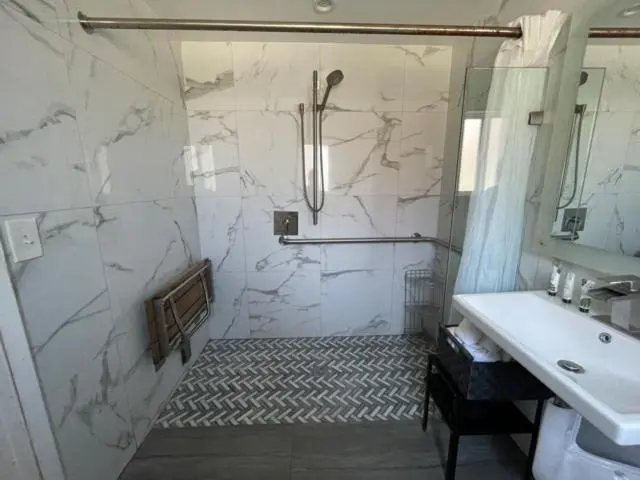 اتاق استاندارد برای معلولان, Hi View Inn & Suites