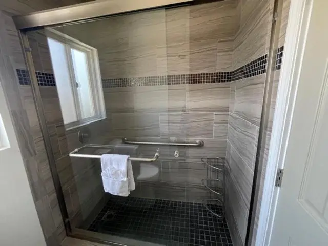 استودیوی استاندارد, Hi View Inn & Suites